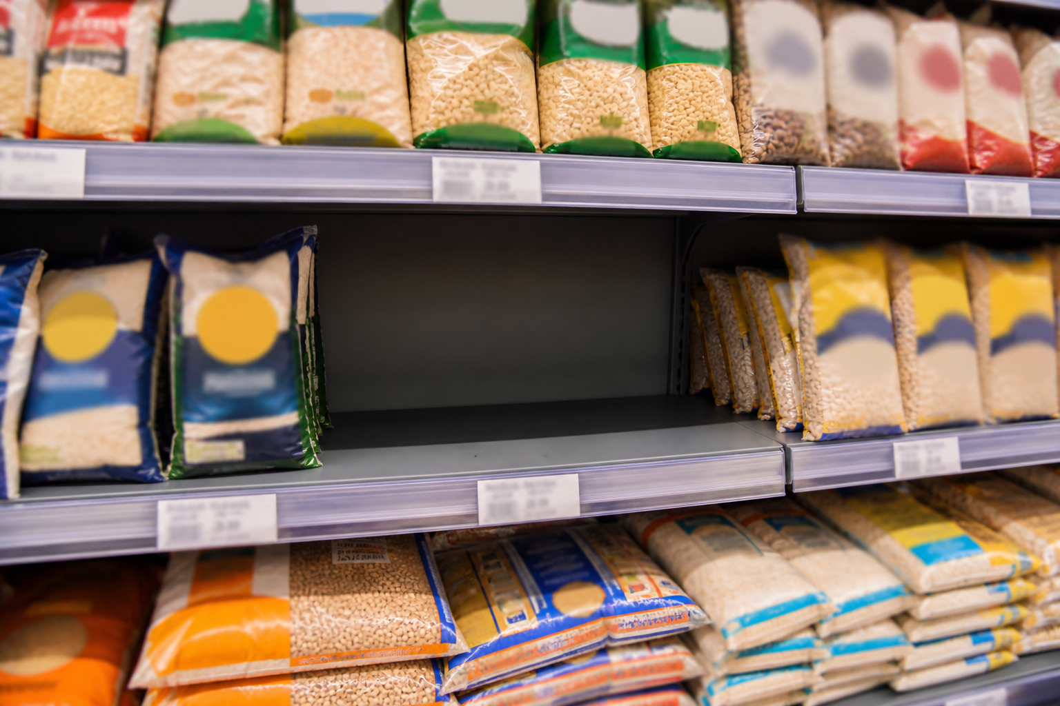 Espaço vazio em uma prateleira de supermercado